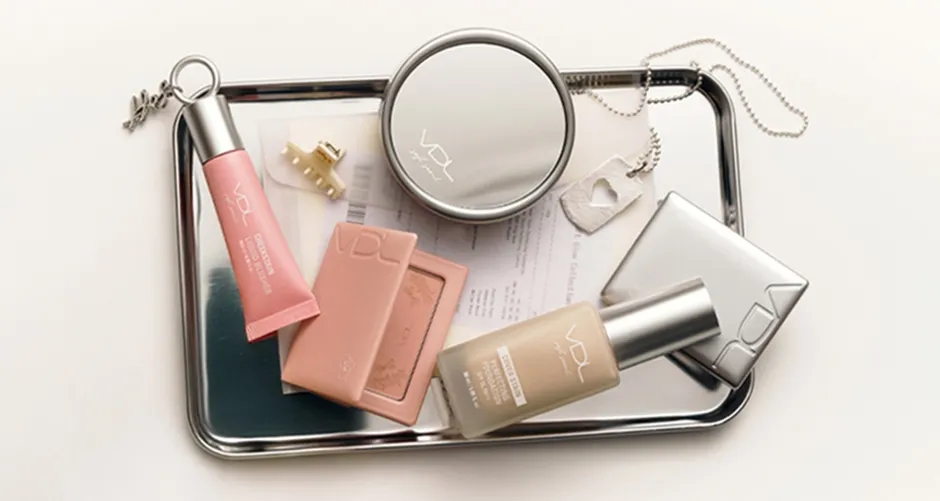 メイクアップ製品が並んだ写真。チーク、ファンデーション、ミラーなどが含まれています。