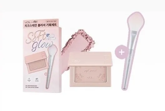 ピンク色のチークとブラシのセットの画像。チークはコンパクトに入っており、ブラシもセットになっている。パッケージには「Soft Glow」の文字が書かれている。
