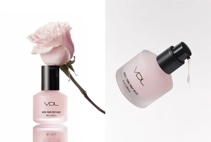 2つのボトルとピンクのバラが写った画像です。