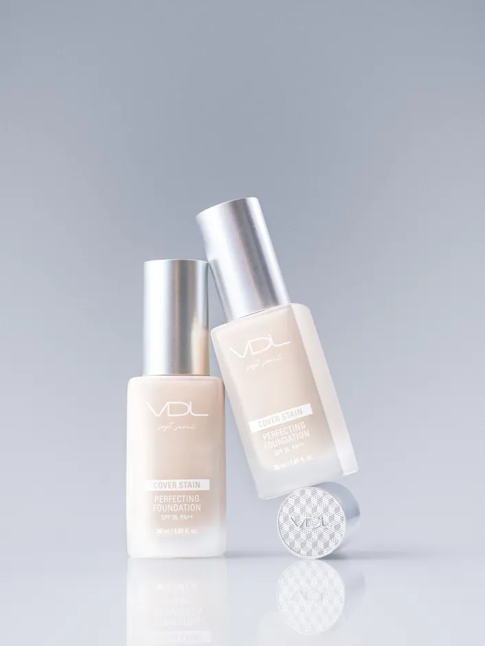 白い背景に、VDLのファンデーションのボトルが3本並んだ写真。