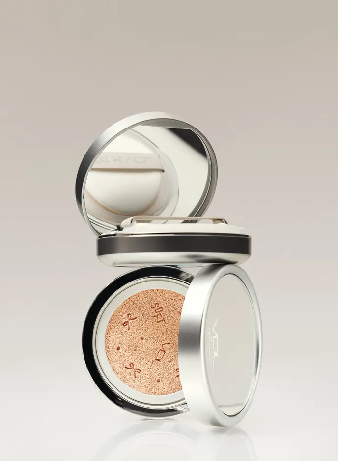 化粧品のクッションファンデーションのクローズアップ写真。