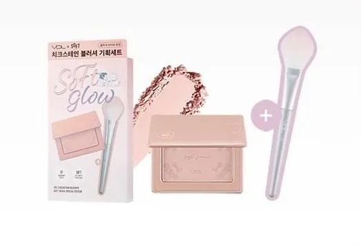 ピンク色のチークとブラシのセット。箱には「Soft glow」の文字が書かれており、チークブラシとチークが描かれています。