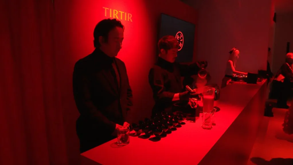 イベントでのDJとバーの様子