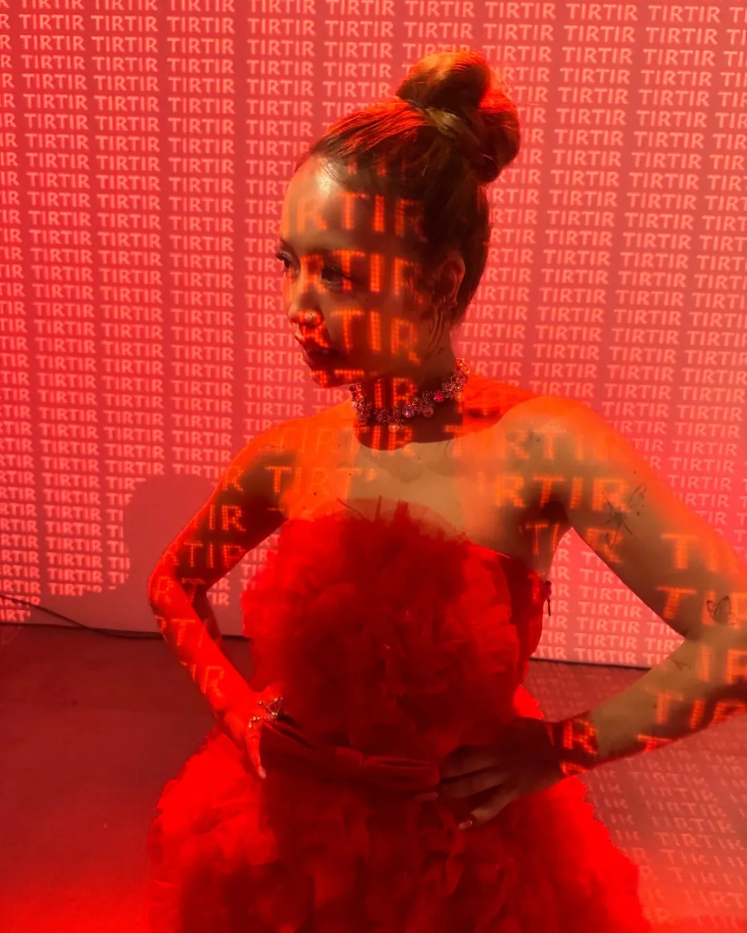 TIRTIRプロジェクションマッピングと女性