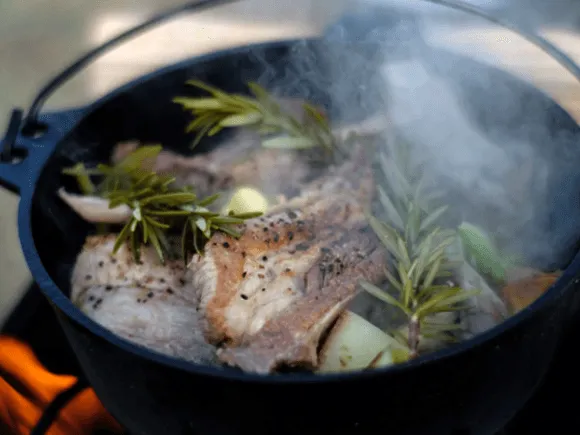 鍋で調理中の料理