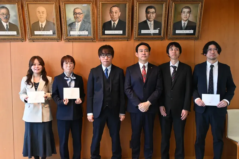 函館市の大泉市長と受賞チームの集合写真