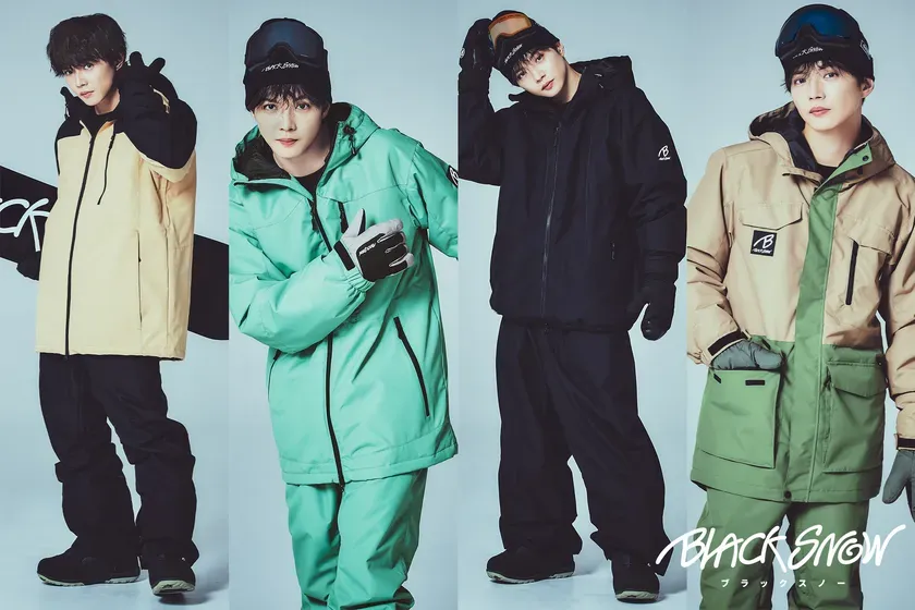 4人の男性がスノーボードウェアを着てポーズをとっている写真。背景は青みがかった白。