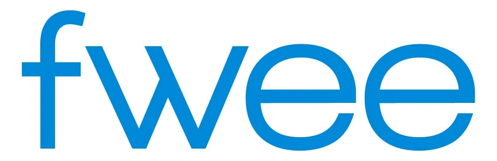 青色の文字で「fwee」と書かれたロゴです。