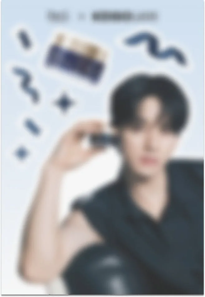 男性がコスメ商品を持っている広告画像です。