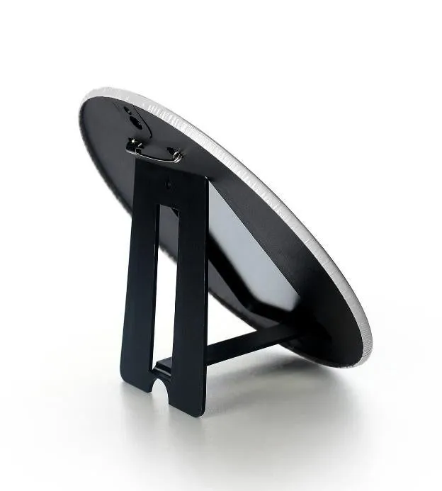 黒色のスタンドが付いた、円形の写真フレームです。