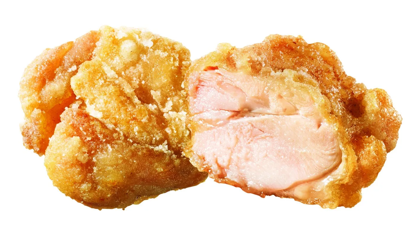 揚げられた鶏肉のクローズアップ写真。鶏肉は半分にカットされており、内部の肉が見える。