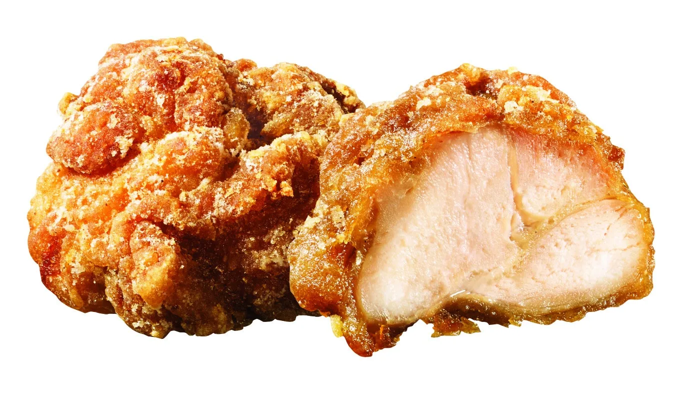 揚げられた鶏肉のクローズアップ写真。鶏肉は美味しそうに見え、白地の背景に配置されています。