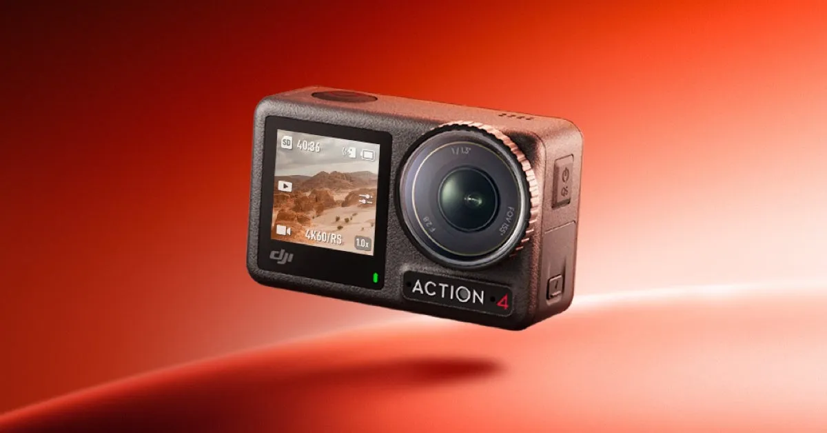 DJI Action 4 アクションカメラの製品画像です。カメラ本体が前面を向いており、液晶画面には撮影中の映像が表示されています。