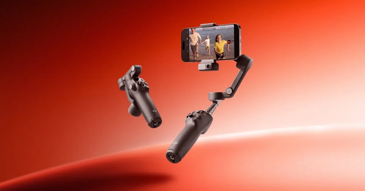 スマートフォンを装着したスタビライザーと、コントローラーのようなものが写っている画像。スマートフォンには、海辺で子供と大人が遊んでいる動画が映し出されている。