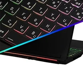 ゲーミングPCのキーボード部分のクローズアップ写真。キーボードは黒色で、各キーがカラフルに光っており、一部のキーには日本語の文字が印刷されている。