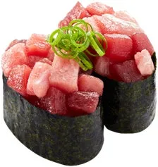 2つのネギがトッピングされたマグロの寿司。