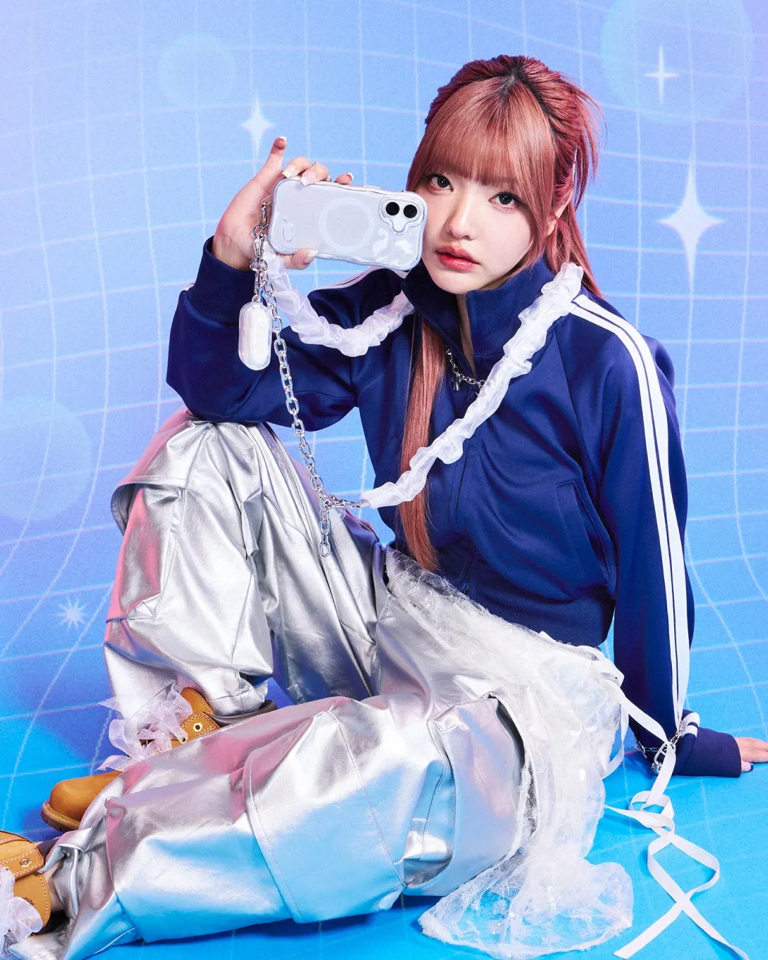 ピンクヘアーの女性がスマホケース