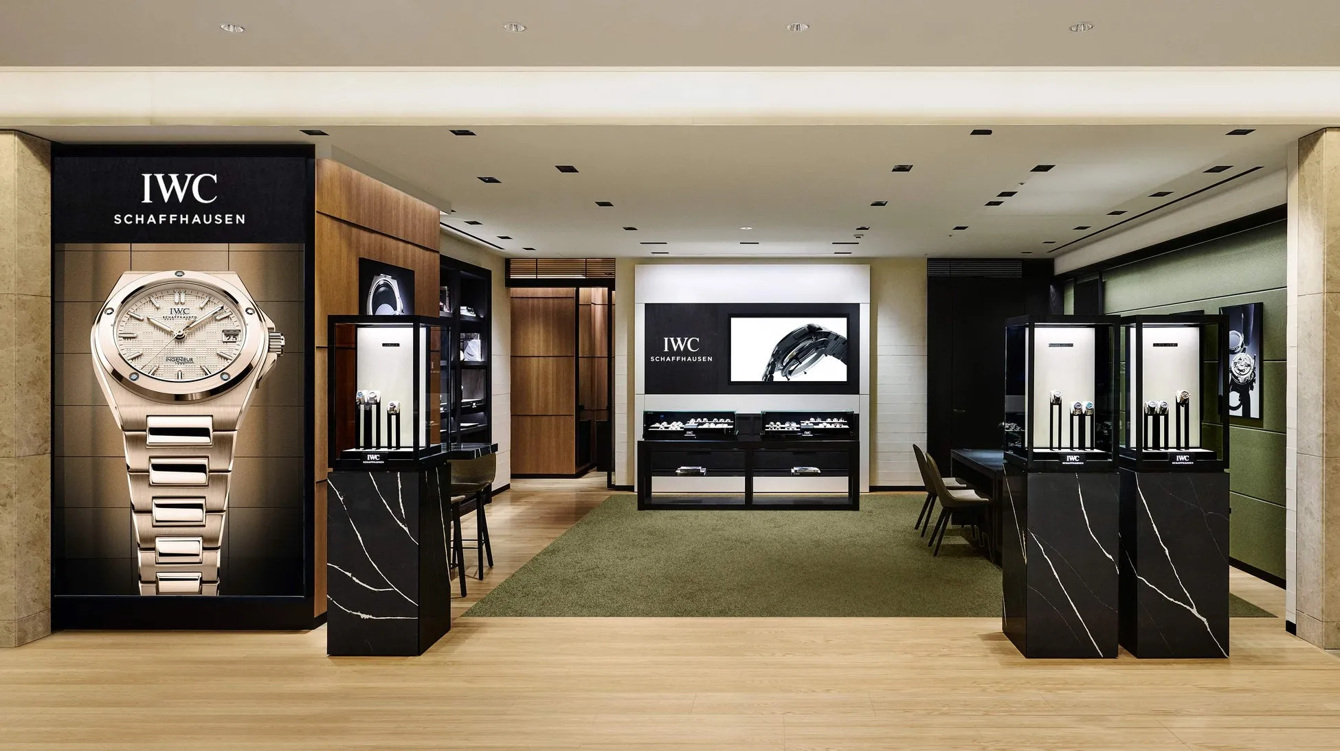 IWCの時計店内の様子。展示されている時計や、壁に飾られた時計の画像が印象的です。