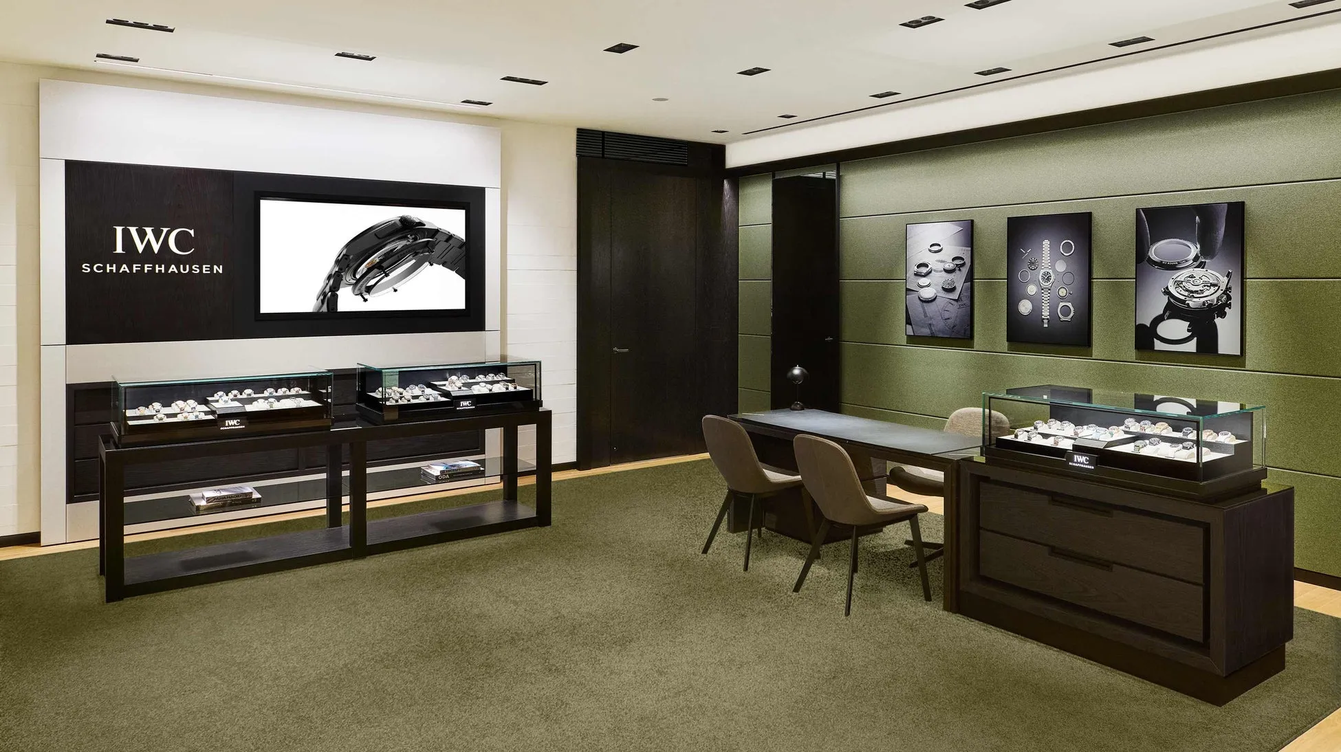 IWCの時計店内の様子。ショーケースには時計が並び、壁には時計の部品やデザイン画が飾られている。