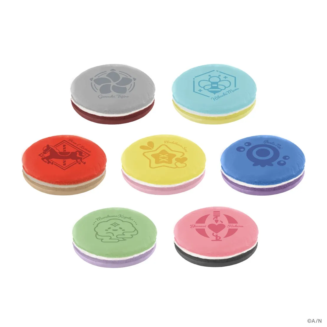 様々な色のマカロンが並んでいる写真