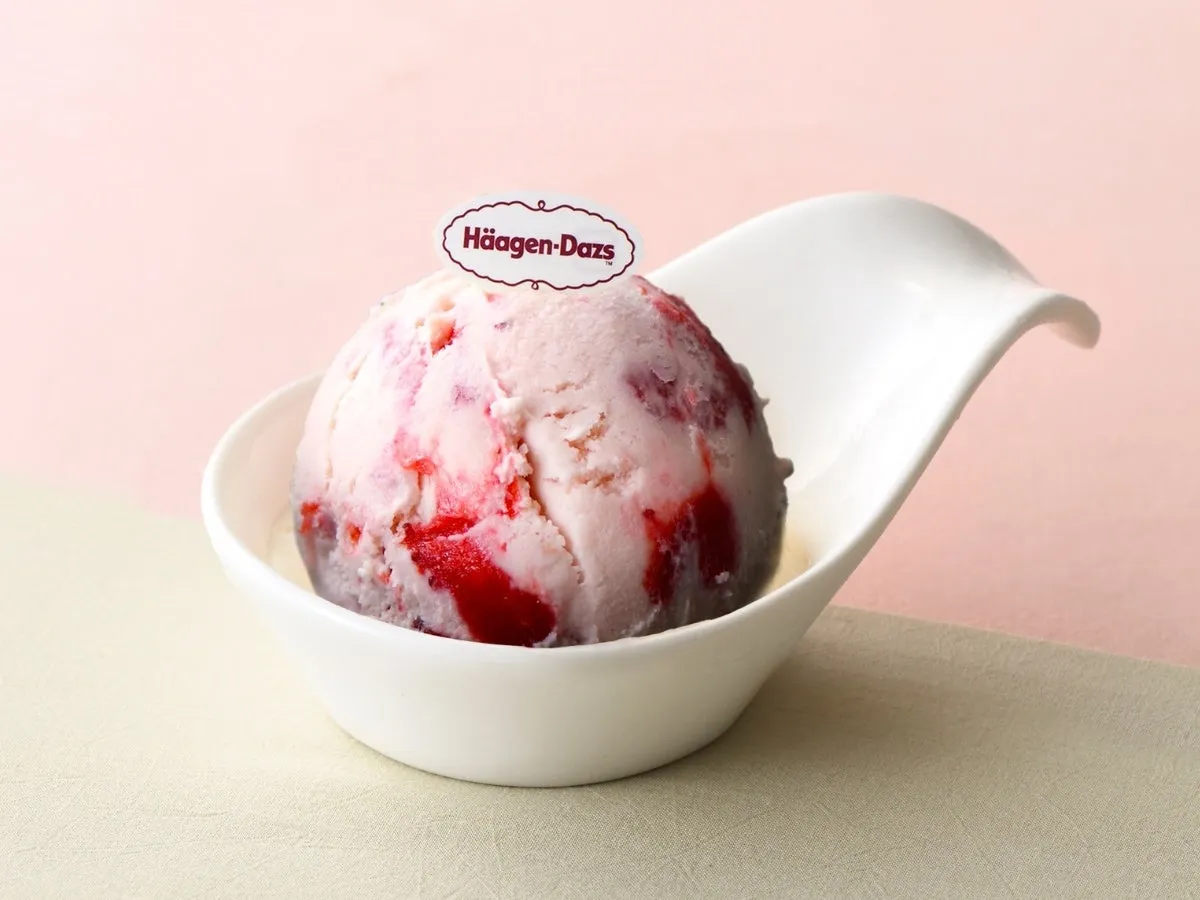 白い器に盛られた、ストロベリーソースのかかったハーゲンダッツのアイスクリームのクローズアップ。