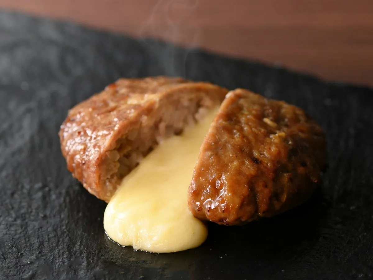 チーズがとろけたハンバーグのクローズアップ画像