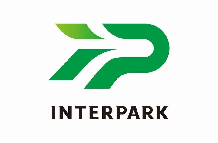 緑色のロゴ。上部に曲線と、斜めの線が組み合わさってPの字を形成し、その下に「INTERPARK」の文字が配置されている。