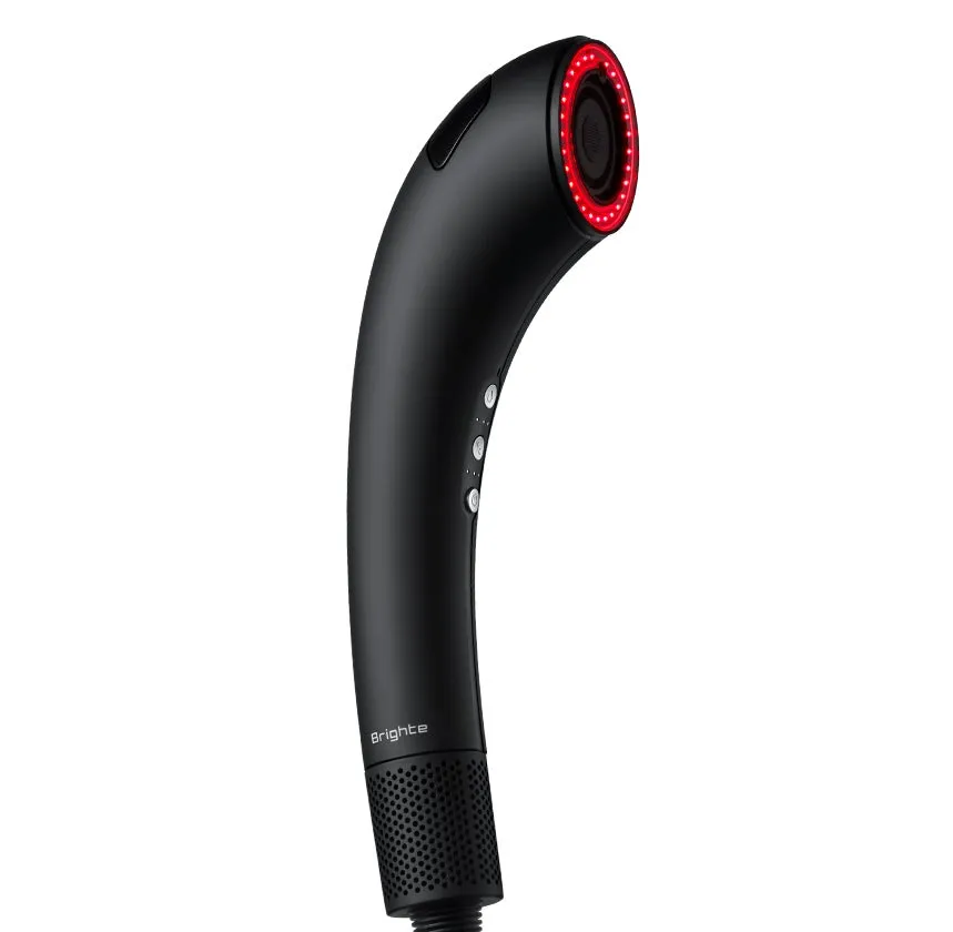 黒い美容機器のクローズアップ写真（Brighte SHOWER DRYER）