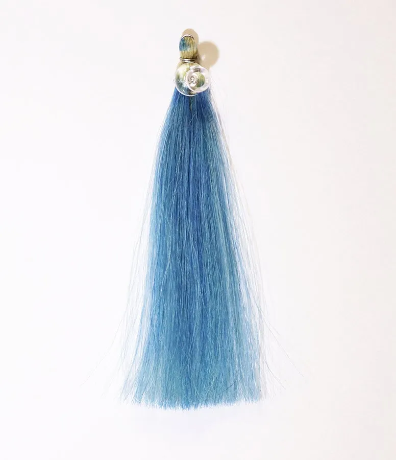 青い髪の毛束で、上部に装飾があり、白い背景に配置されています。