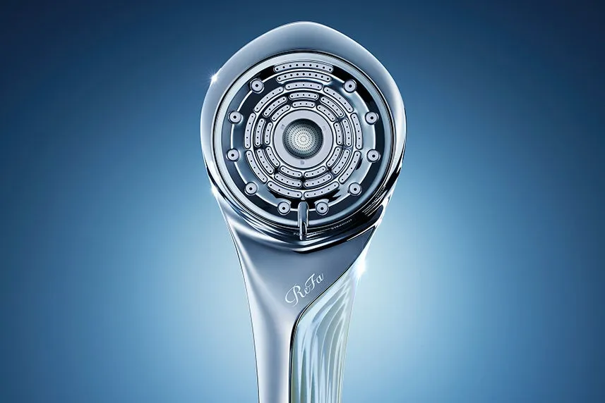 シャワーヘッドのクローズアップ画像。光沢のあるクロムメッキの金属で作られたデザインで、真ん中に小さな穴が多数あります。