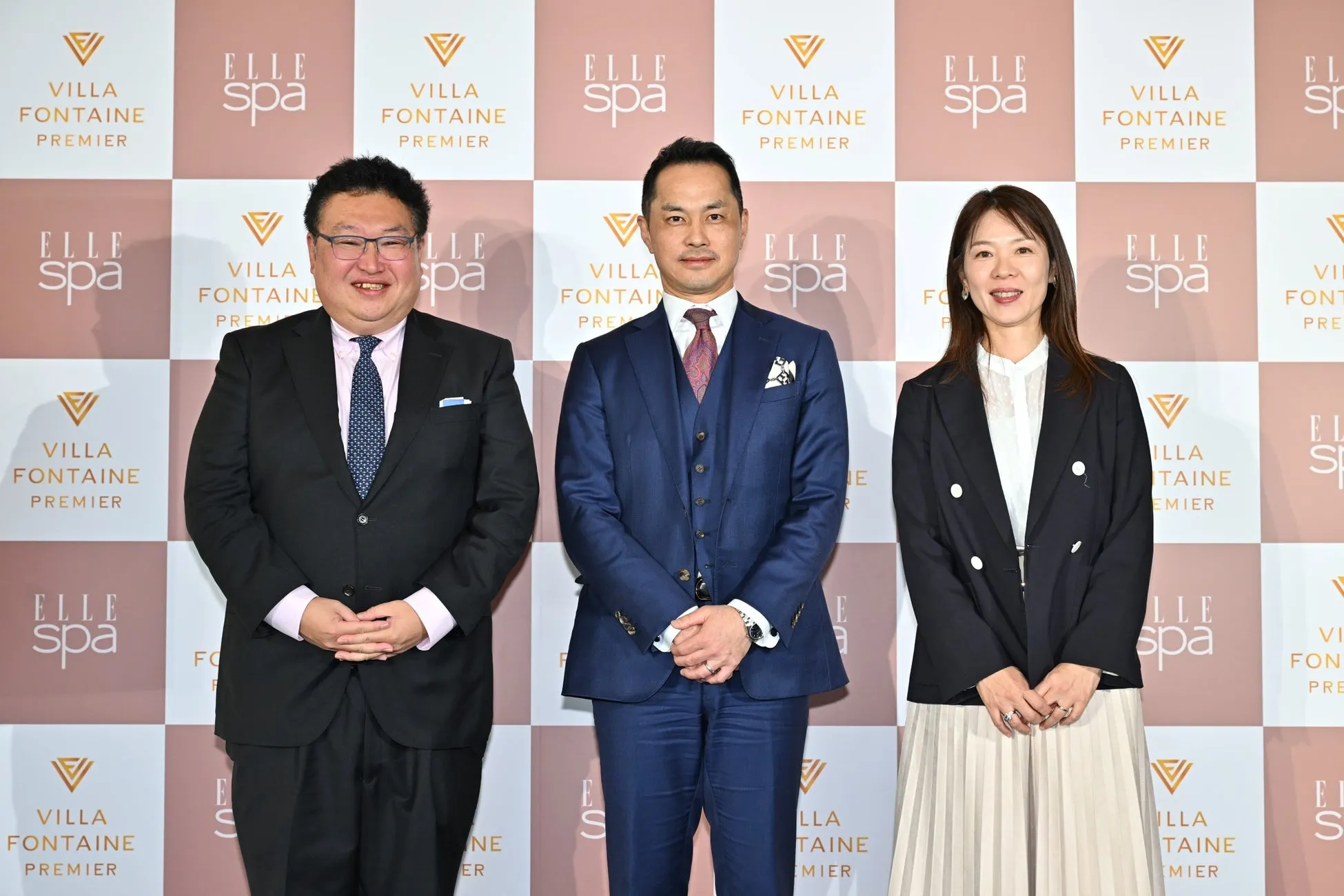 3人のビジネスマンがポーズをとって写真に写っています。背景には「ELLE spa」と「VILLA FONTAINE PREMIER」のロゴが入っています。