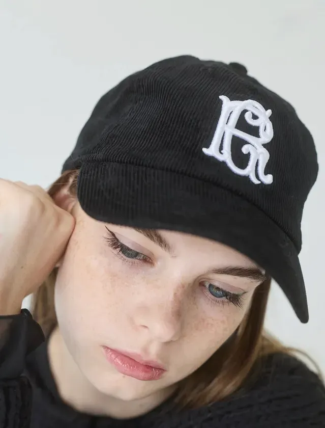 黒いキャップを被った女性のクローズアップ