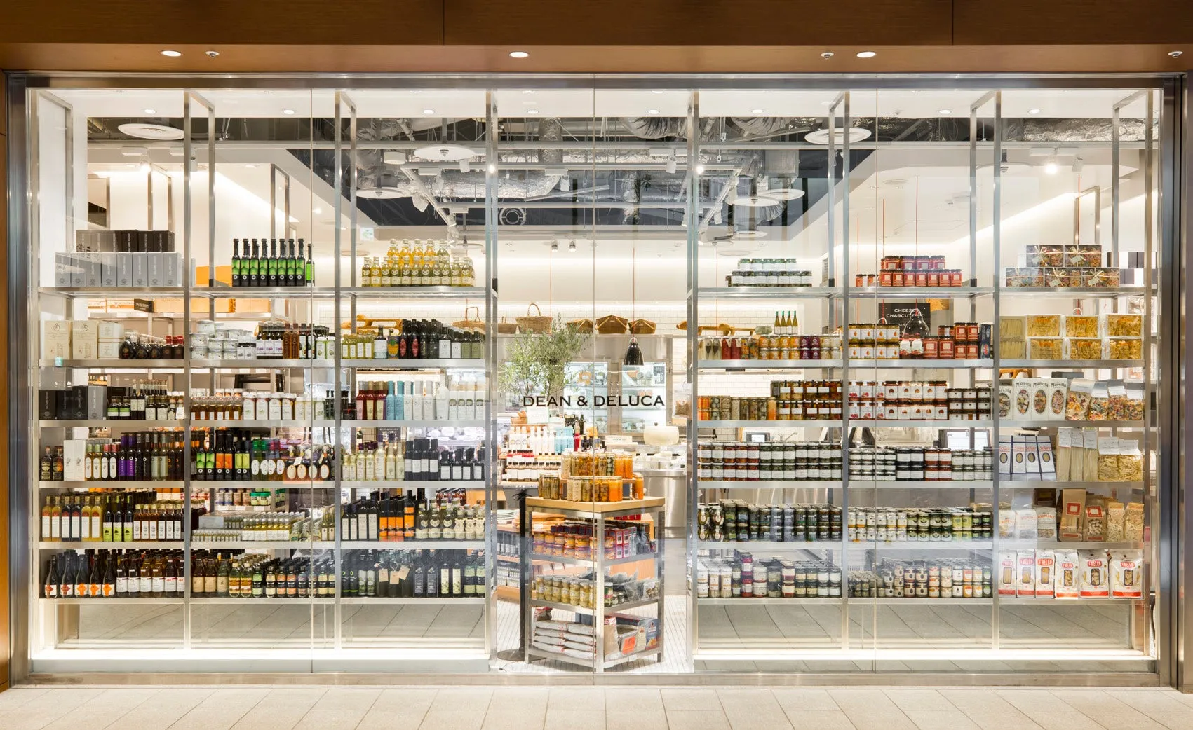 DEAN & DELUCAの店舗の正面玄関。棚には様々な食品が陳列されており、明るく開放的な雰囲気。