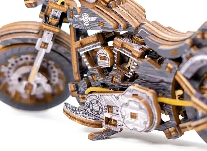 木製のバイクのモデル。木材の質感と詳細な構造が特徴。