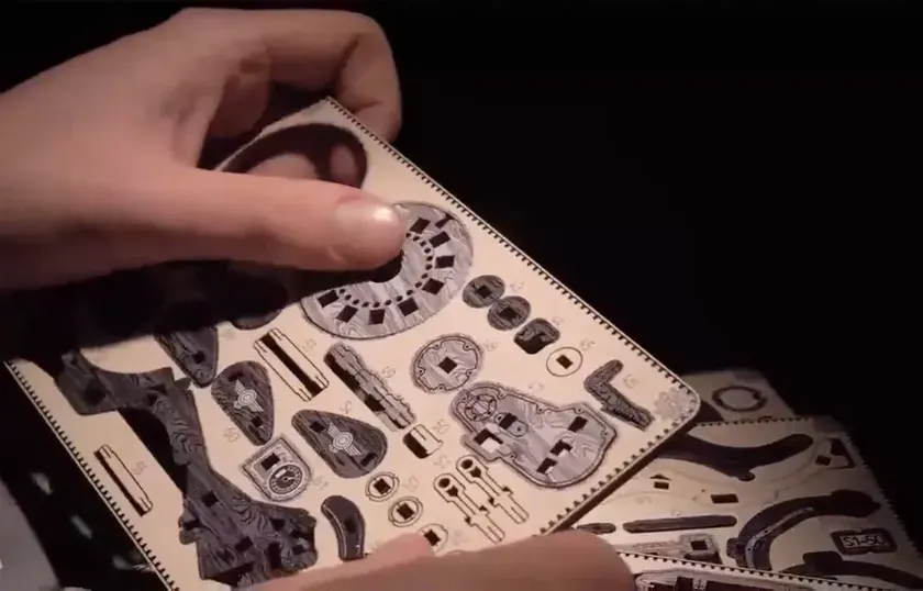 手で持たれた木製のパズルのパーツのクローズアップ