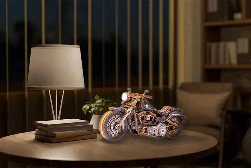 テーブルの上に置かれたバイクの模型の画像