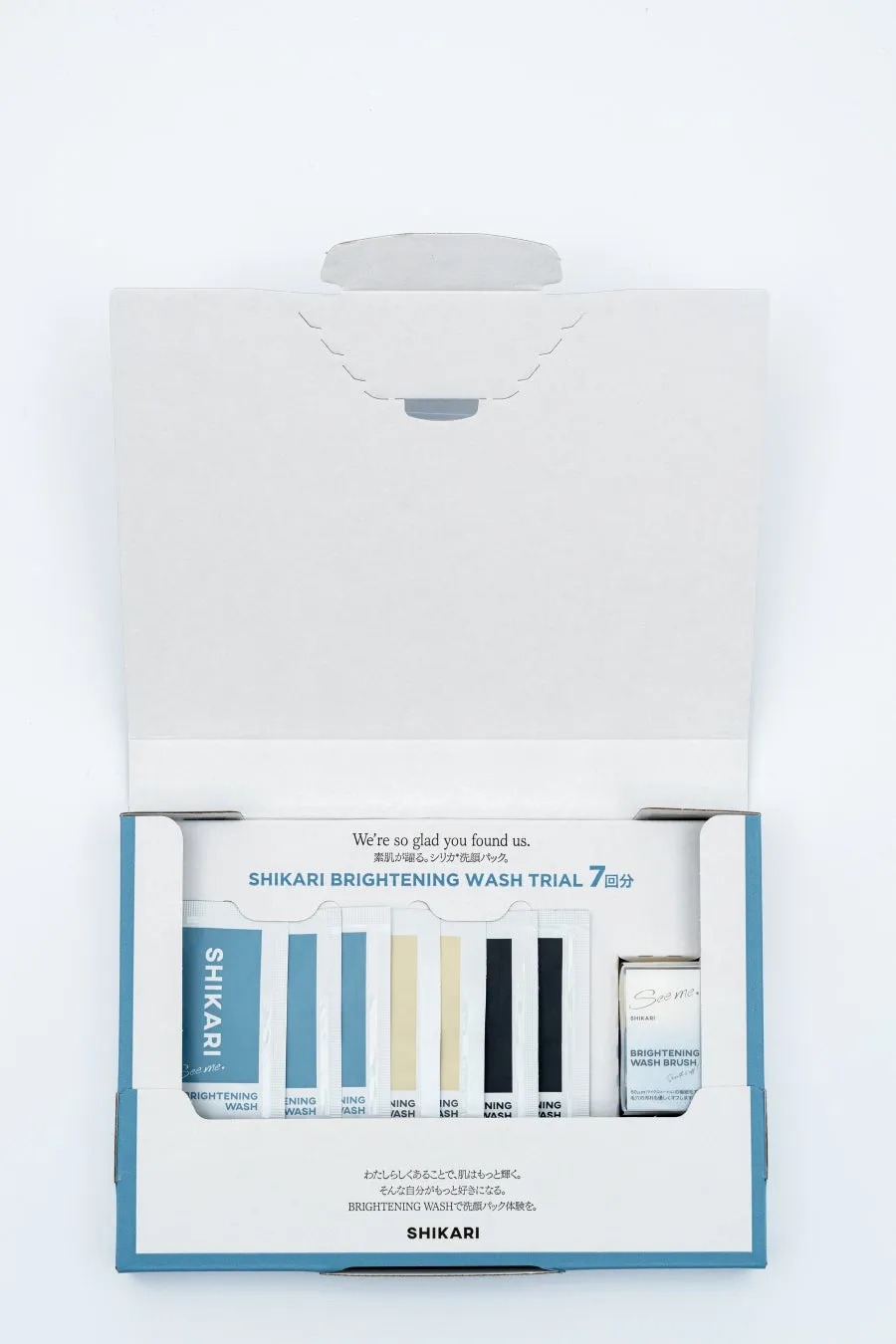 SHIKARIのブライトニングウォッシュトライアル7回分のパッケージ。洗顔料のサンプルと洗顔ブラシが含まれている。