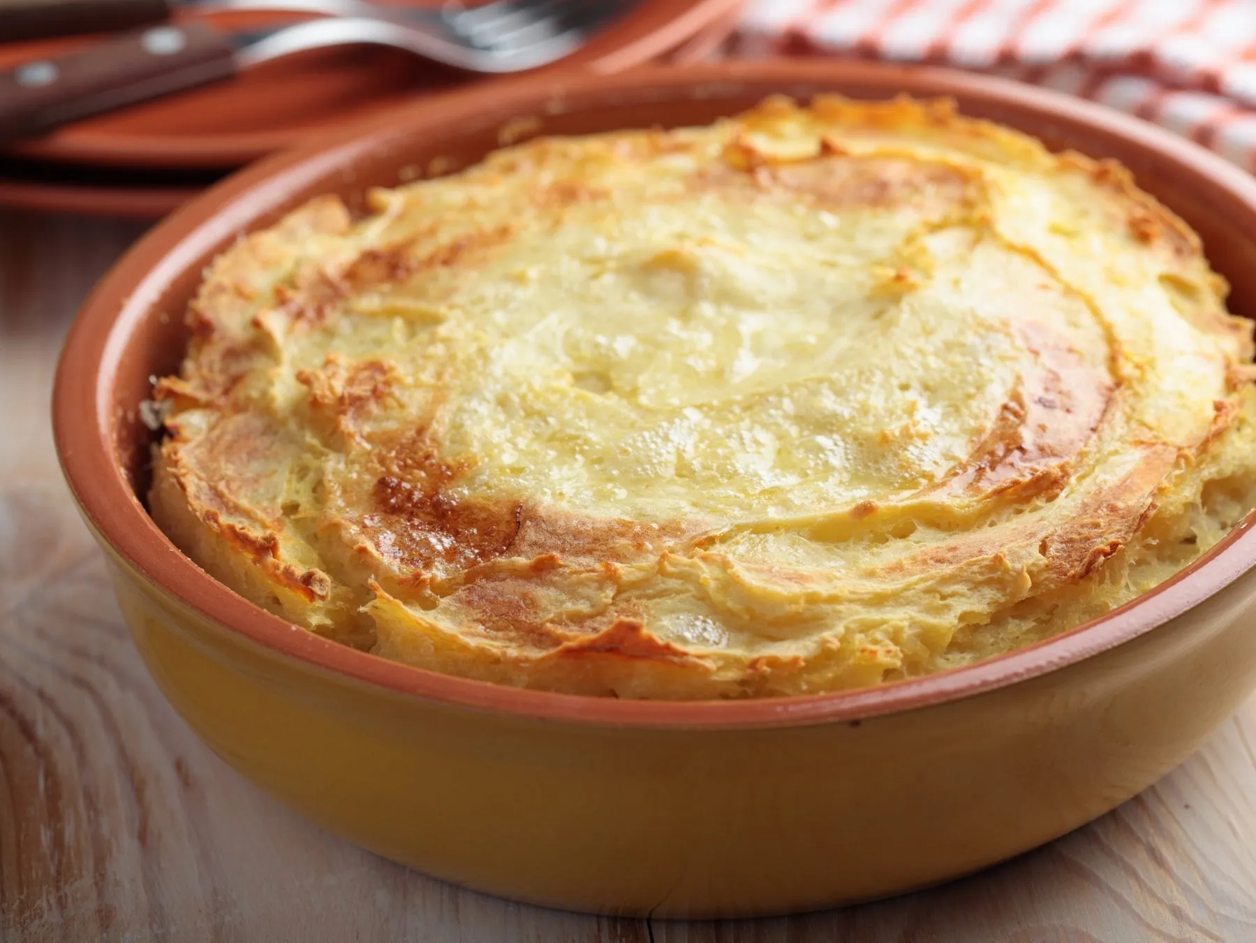 焼き上がった料理が載った器のクローズアップ写真。