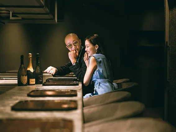 シャンパンを楽しむ人々