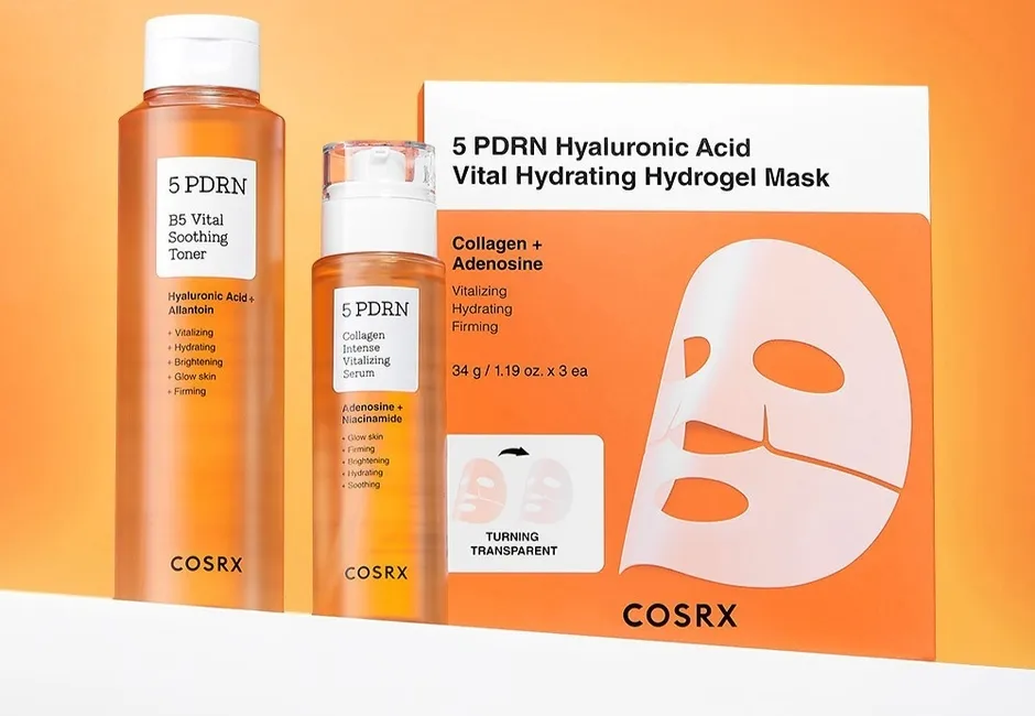 オレンジ色の背景に、5 PDRNの化粧品が写っている。化粧水、美容液、ハイドロゲルマスクが並んでいる。マスクは透明になる様子が描かれている。
