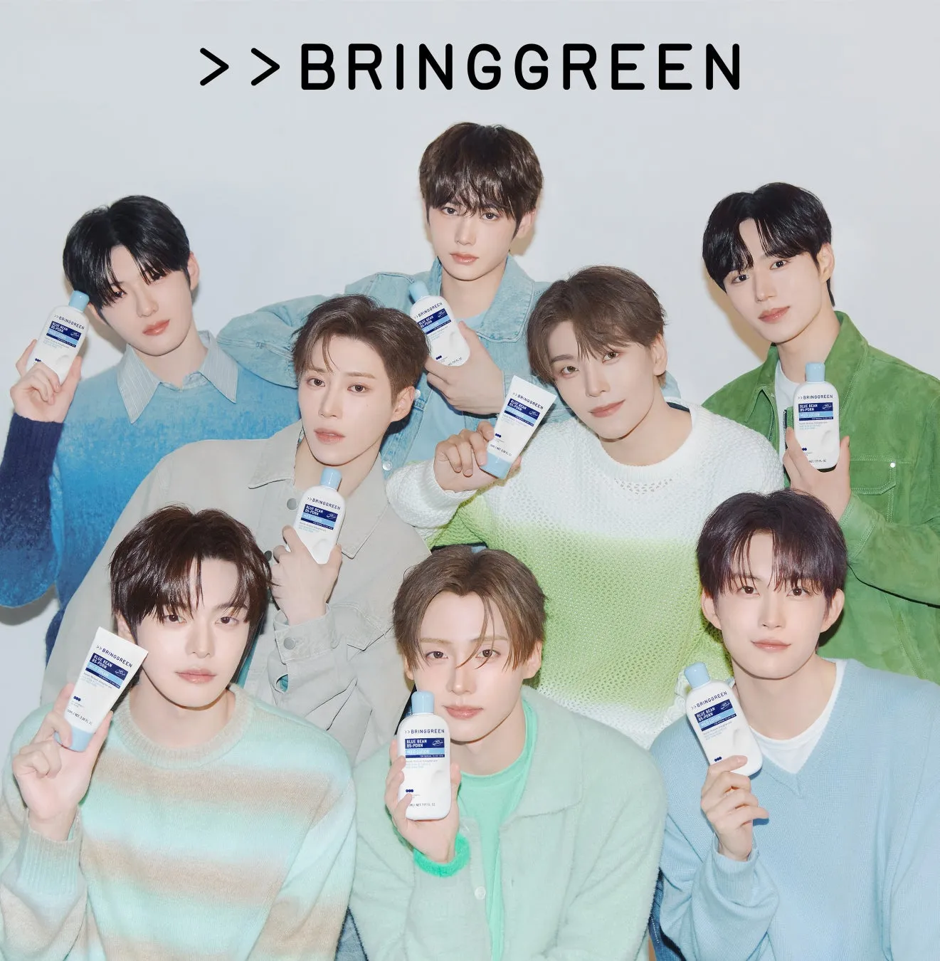 7人の男性アイドルグループが、BRINGGREENの製品を持ち、ポーズをとっている写真です。