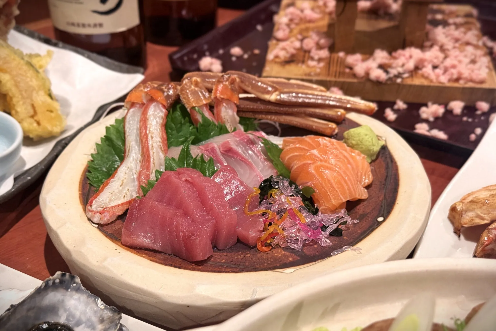 お刺身の盛り合わせの写真です。カニ、マグロ、サーモン、白身魚などが美しく盛り付けられています。