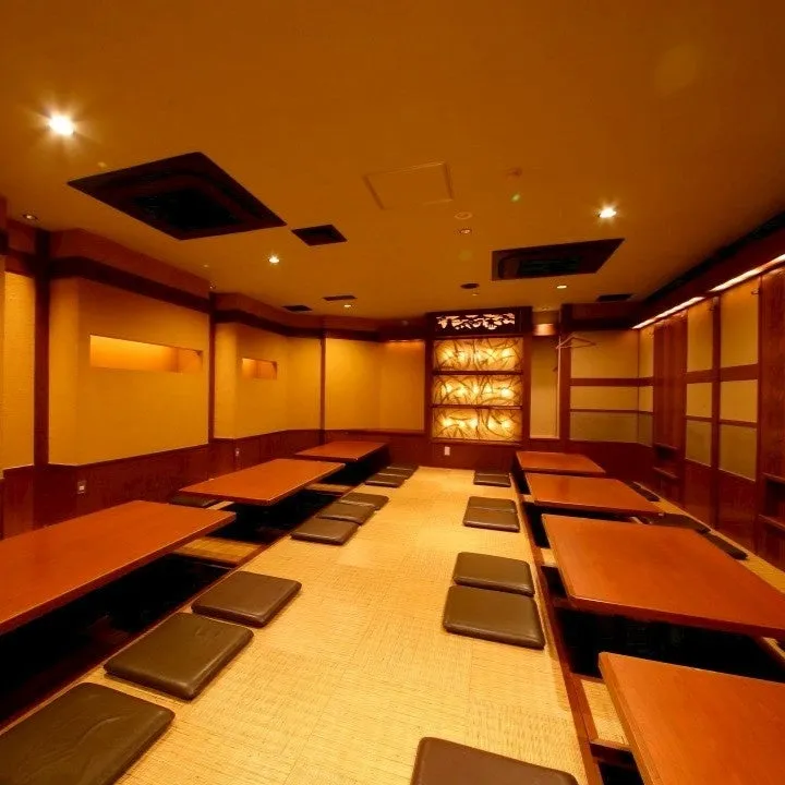 和風の個室の食事処の写真です。掘りごたつ式のテーブル席が並んでいます。