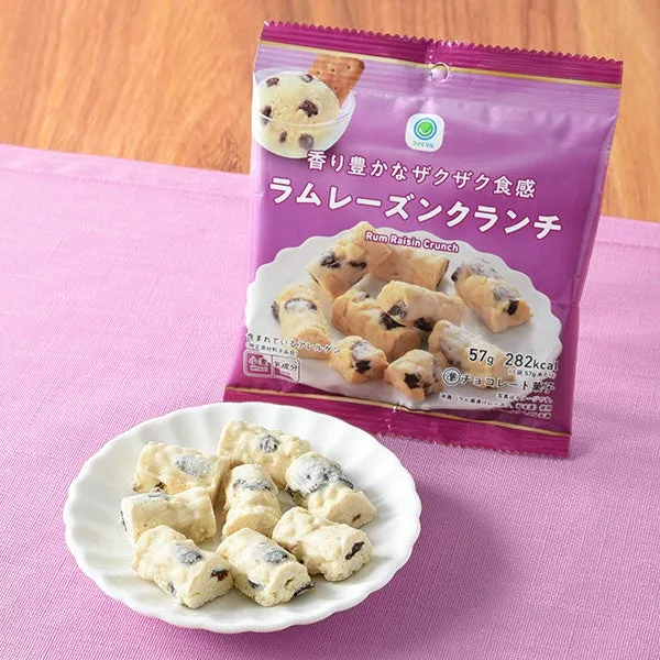 ラムレーズンクランチのパッケージと、お皿に盛られたクランチの画像。