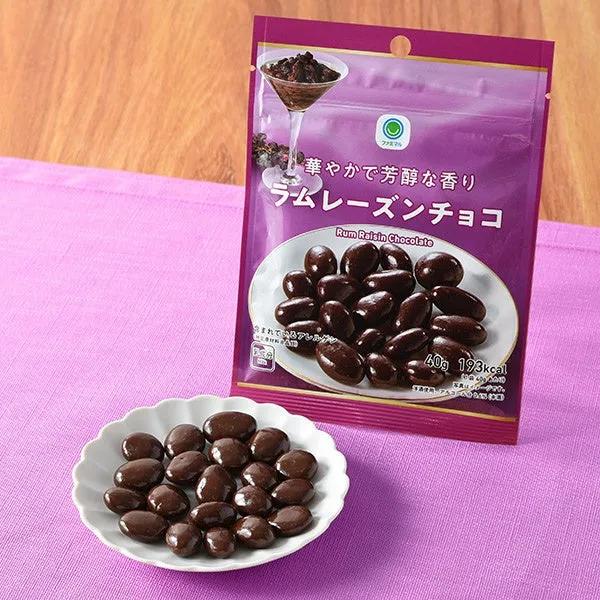 ラムレーズンチョコレートのパッケージと、お皿に盛られたラムレーズンチョコレートの写真です。