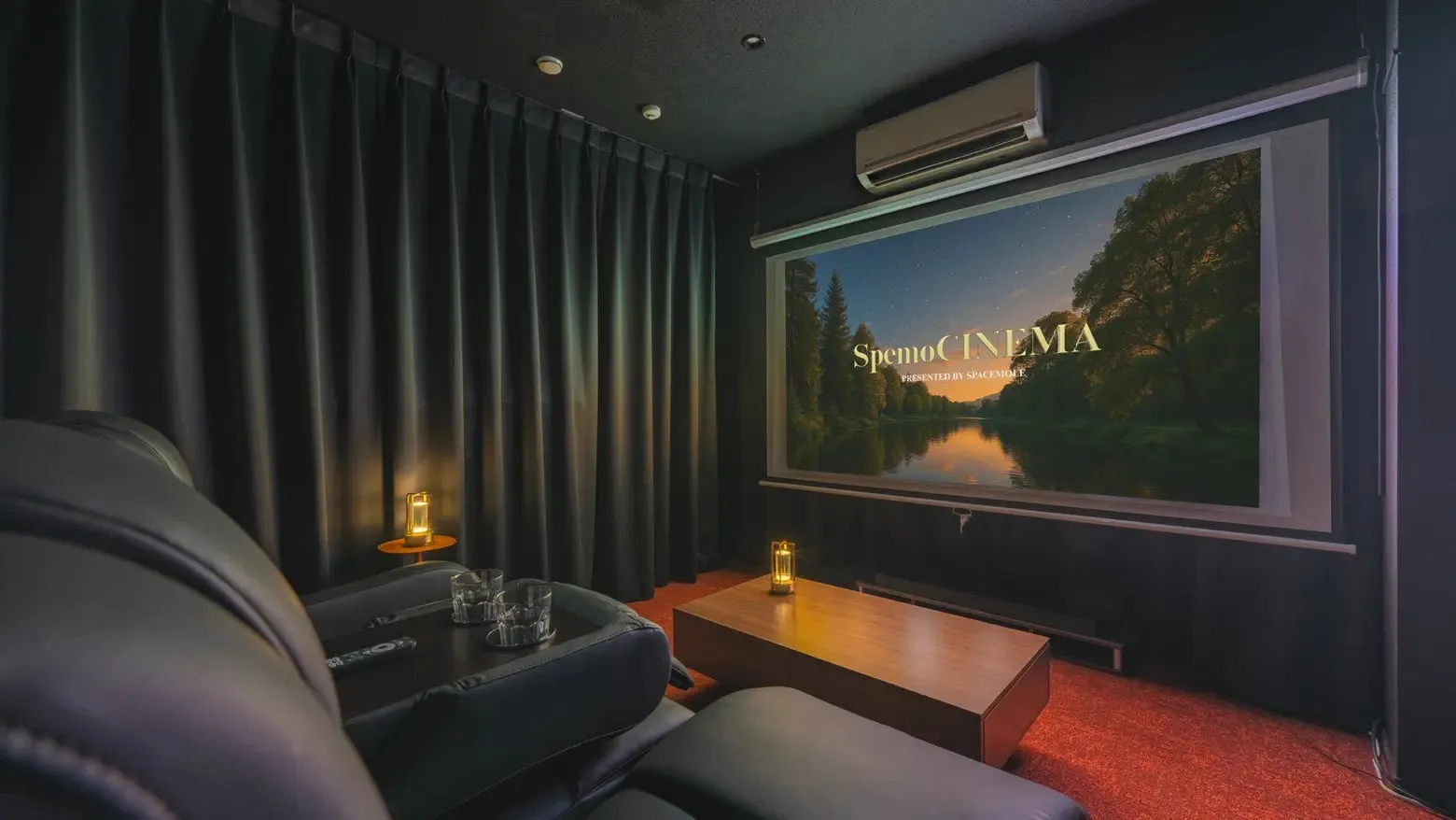 ホームシアターの画像です。黒いカーテンとプロジェクター、映画館のような雰囲気です。