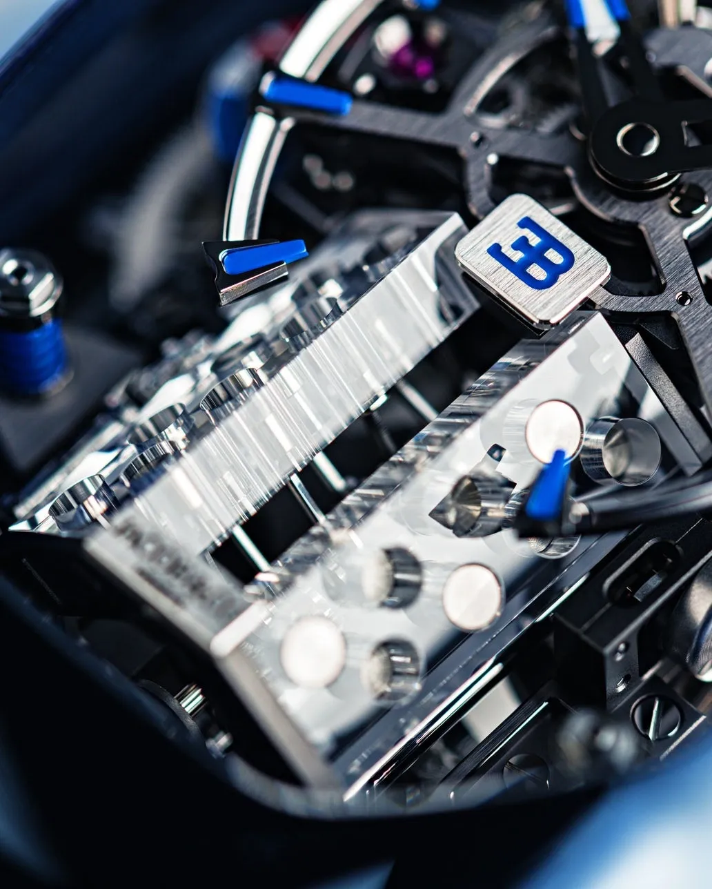 時計のムーブメントのクローズアップ写真。Bのロゴ