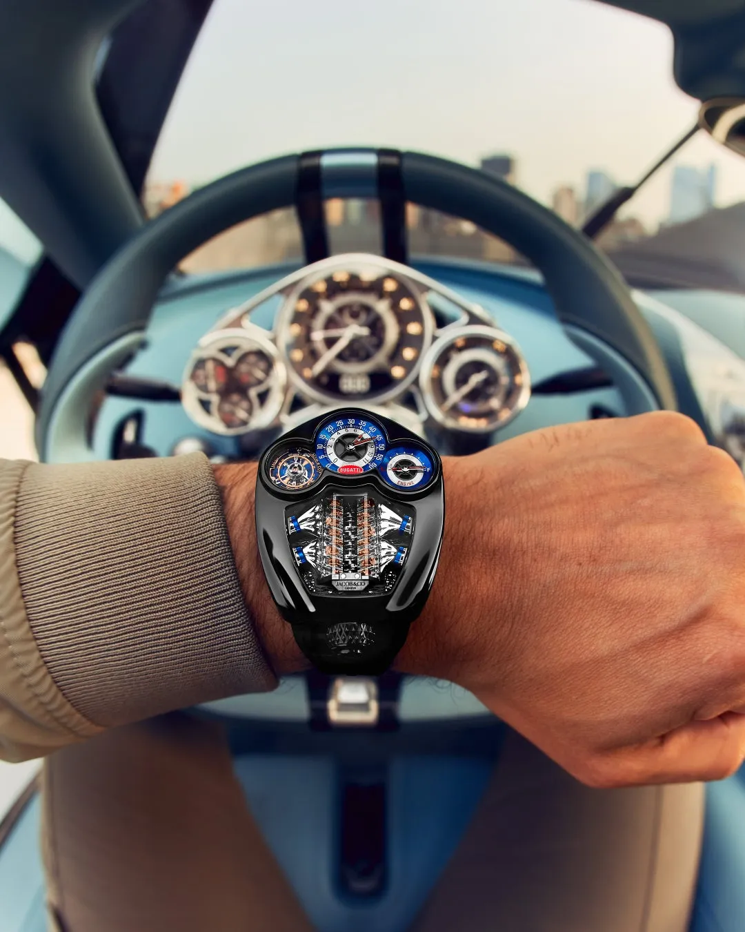 高級腕時計を装着した男性の手元と車のインテリア