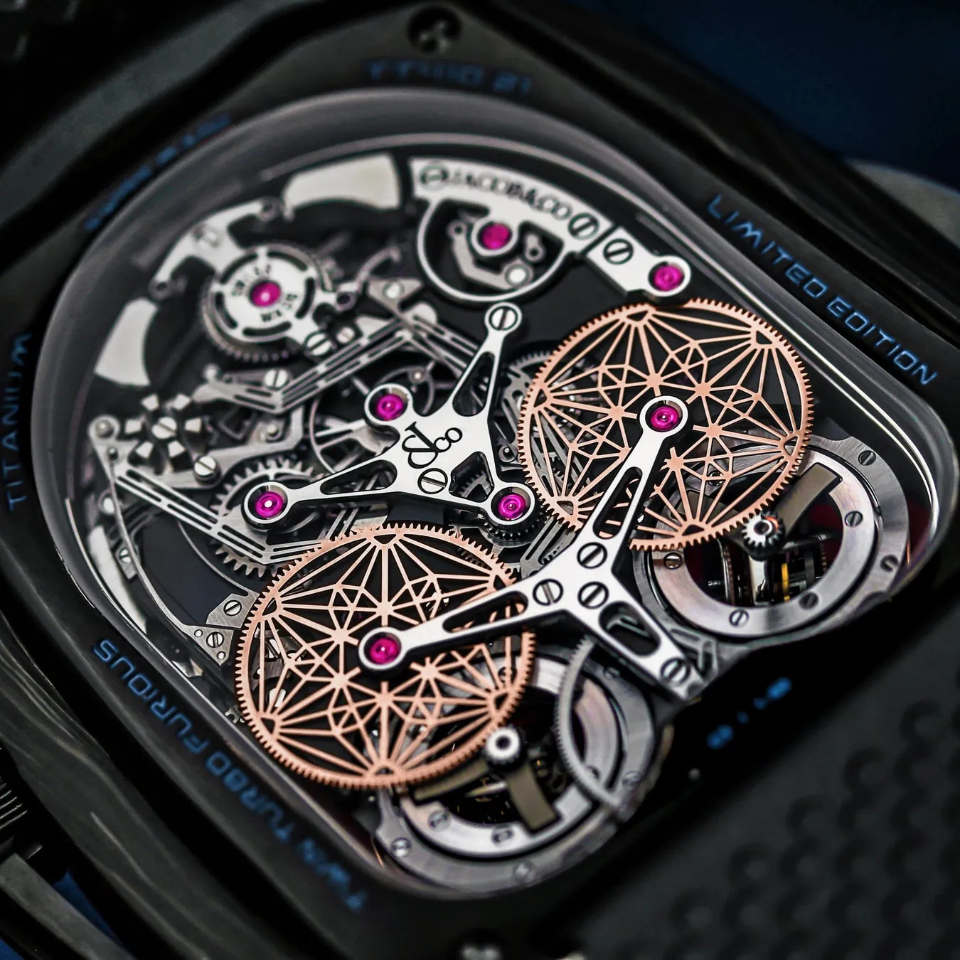 Jacob & CoのTwin Turbo Furious Limited Editionの時計のクローズアップ写真