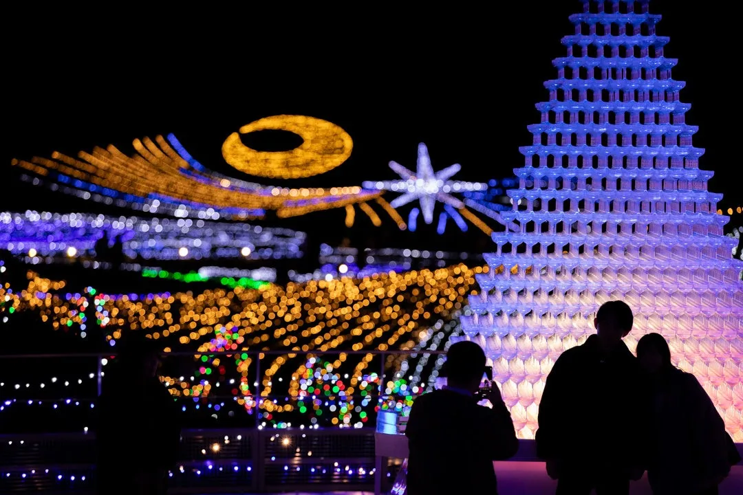 シャンパングラスタワーと人々